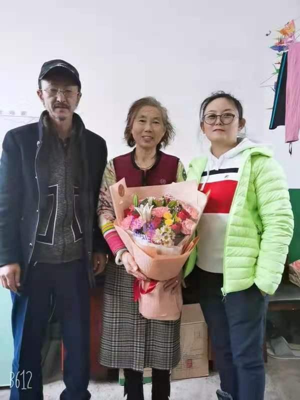 李桂芝和女兒牟鯤鵬、丈夫張順在一起