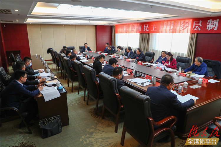 【圖說兩會(huì)】看！政協(xié)委員熱議政府工作報(bào)告