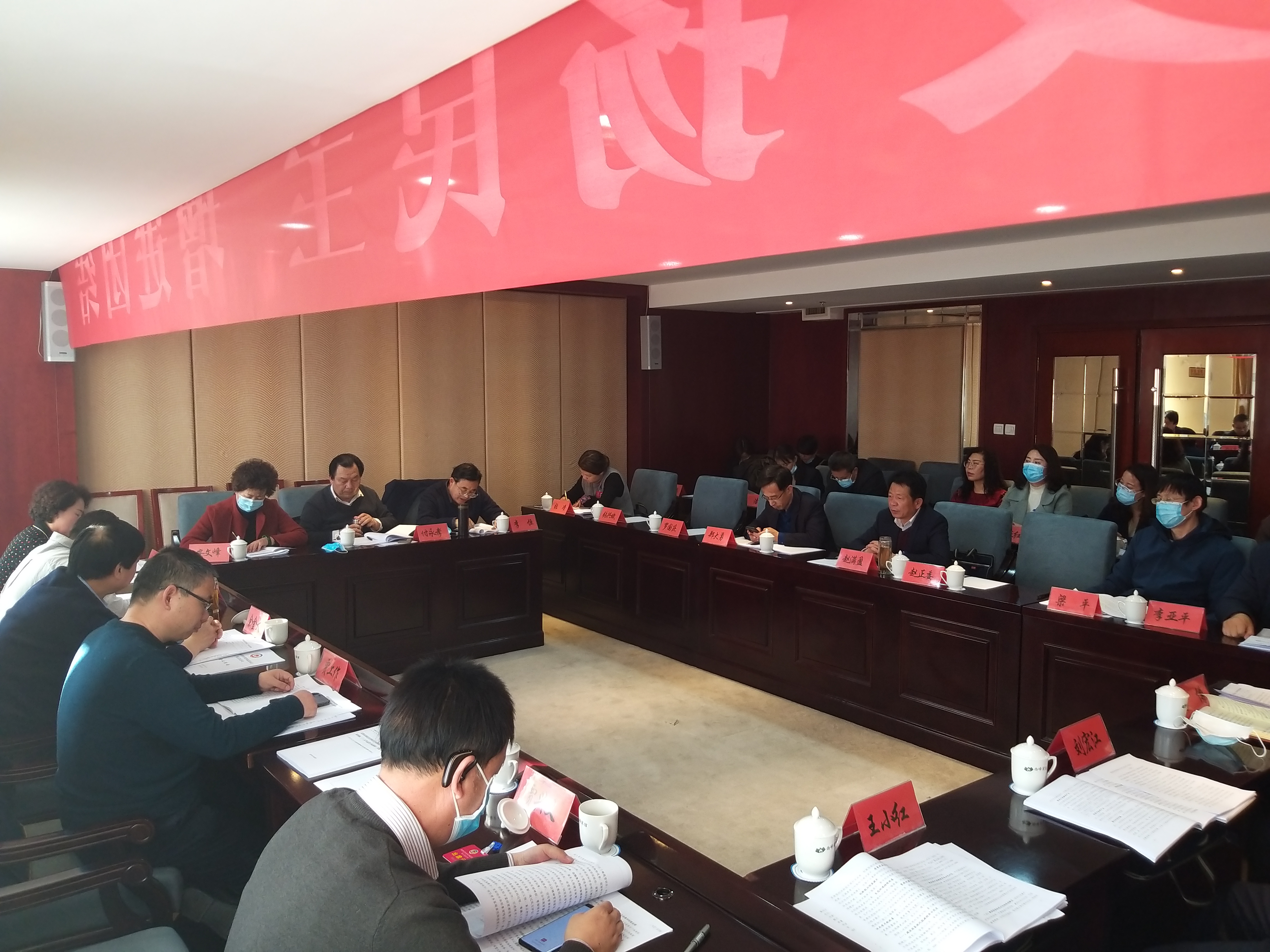 市政協(xié)委員繼續(xù)分組討論市委書記講話和相關報告。