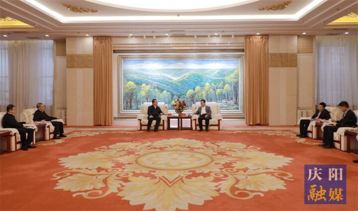 黃澤元與長(zhǎng)慶油田分公司執(zhí)行董事、黨委書記李戰(zhàn)明和總經(jīng)理、黨委副書記余浩杰一行座談